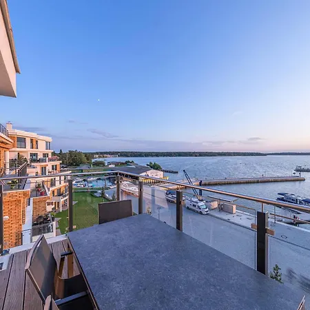 Apartment Auszeit, Yoga-apartment Mit Kamin & Balkon In Der Hafenresidenz Waren (Mueritz)