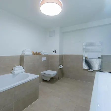 Apartment Auszeit, Yoga-apartment Mit Kamin & Balkon In Der Hafenresidenz Waren (Mueritz)